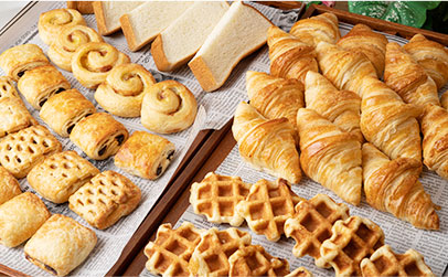 種類豊富なパンの盛り合わせ