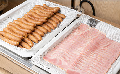 ホテルオリジナル赤味噌ソーセージ・ベーコン