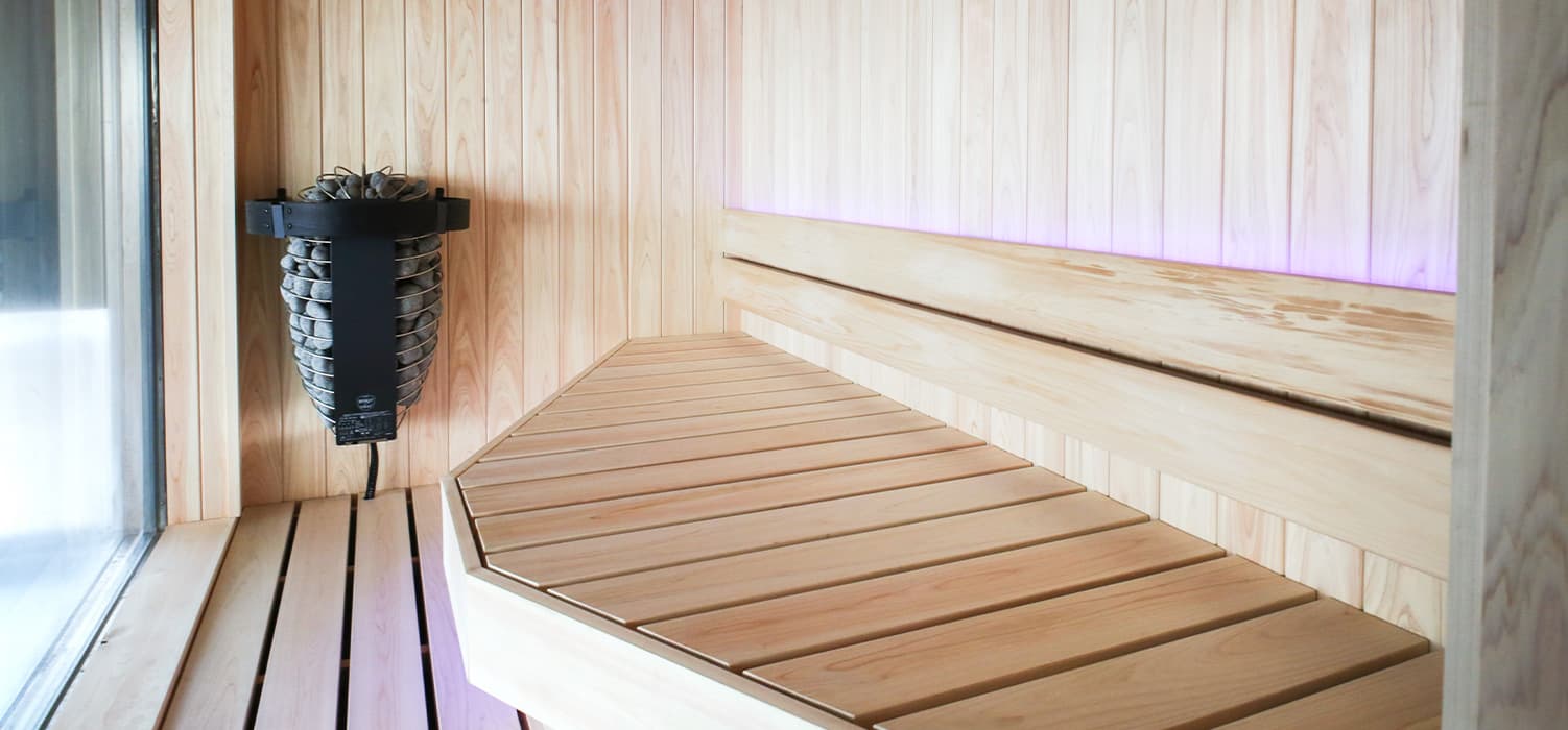 木目調のモダンなサウナ室