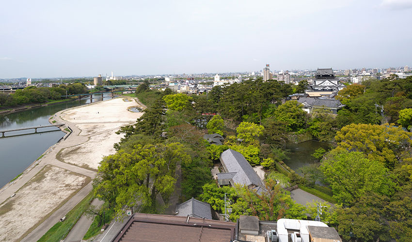 客室から望む岡崎城と乙川